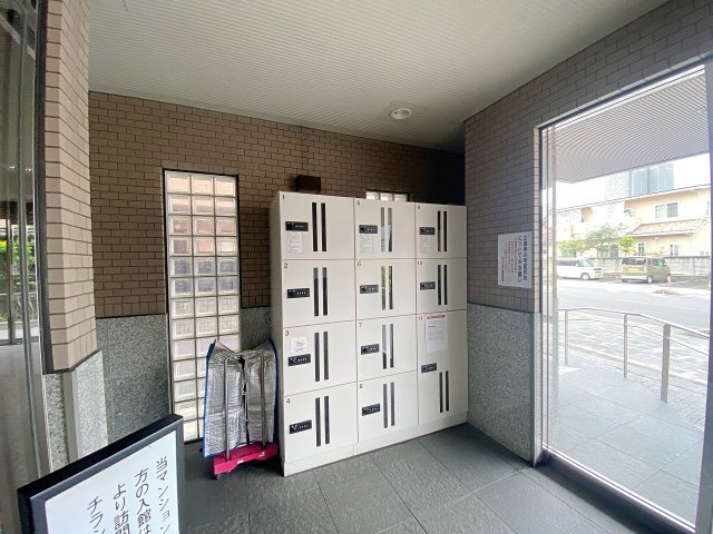 不在時のお荷物受け取りにとても便利な宅配ボックスを完備しています。時間を気にせず安心して外出できるため、お仕事やご用事で忙しい毎日を送るご家族をしっかりとサポートしてくれます。