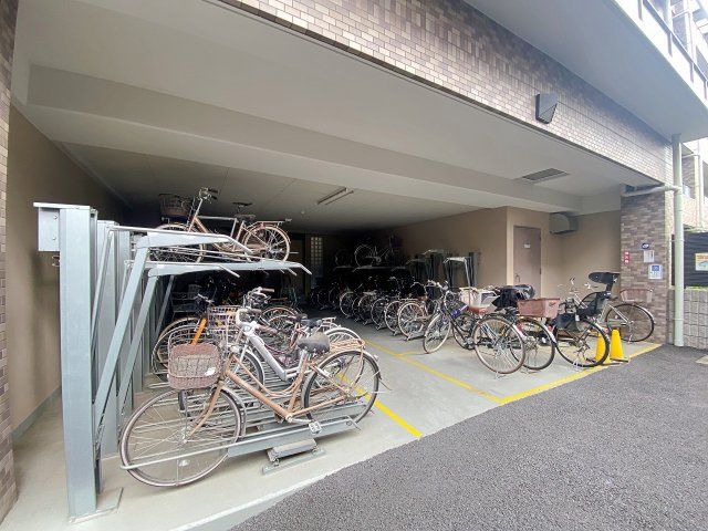 いつも綺麗に整理整頓されている使い勝手の良い駐輪場スペースです。屋根付きの安心設計となっており大切な自転車を雨風からしっかりと守ってくれるため、毎日の通勤や通学にも大変便利です。
