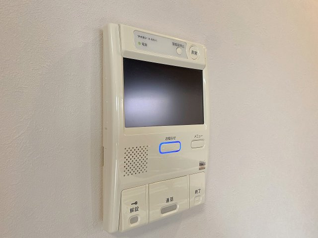 TVモニター付きインターフォン完備。ご自宅にいながら来訪者の顔をしっかりと確認できるため、小さなお子様のお留守番時や女性の方でも安心して日々をお過ごしいただける防犯性の高い設備です。