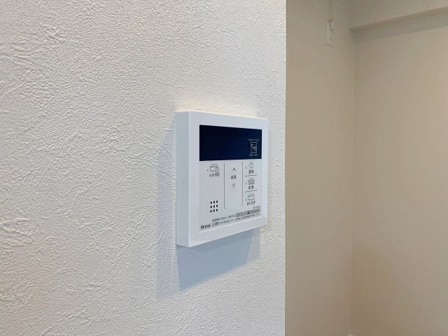 追い焚き機能付き給湯システム。いつでも温かいお風呂に入ることができるため、ご家族の入浴時間がバラバラになっても大変便利です。一日の疲れをいつでも快適に癒やしてくれる嬉しい機能です。