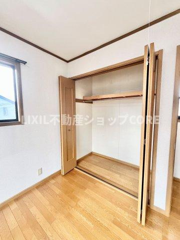 奥行きもあるので、収納ボックスをそのままクローゼットの中へ。部屋にものが出ずスッキリ。　