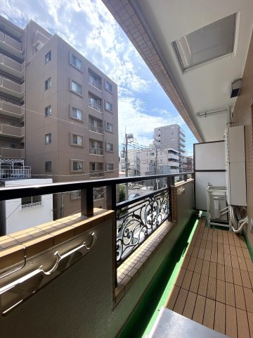 広さ5.96？の開放感あるバルコニーです。陽当たりや風通しが良く、日々の洗濯物やお布団も心地よく干していただけます。爽やかな風を感じながら快適にお過ごしいただける空間です。