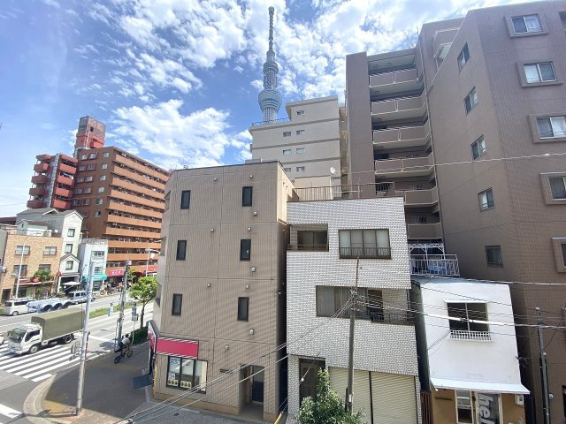 開放的な眺望をお楽しみいただける眺望写真です。目の前に遮るものがなく、心地よい風と陽光を感じながらリフレッシュしていただけます。季節の移り変わりを実感できる素晴らしい景色です