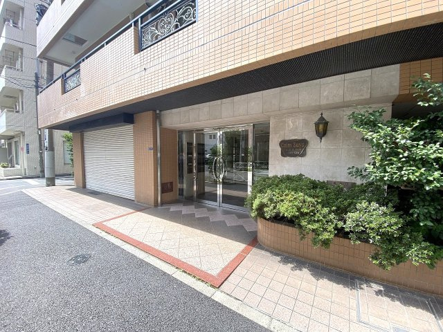 綺麗に維持管理されたマンションのエントランスアプローチです。段差の少ない設計で、車椅子やベビーカーをご利用の際もスムーズに出入りが可能です。住む人を優しく迎え入れる上質なアプローチです。