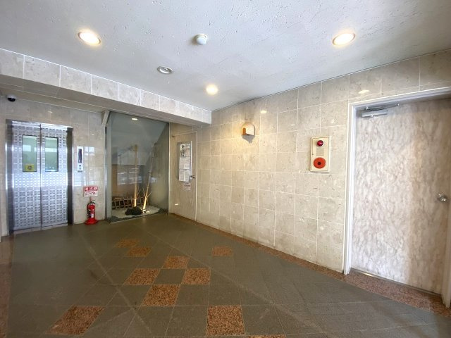 清潔感のある明るいエントランスホールです。管理体制が整っており、共用部分の清掃も行き届いていて非常に快適。防犯面にも配慮されており、毎日の暮らしに安心と心地よさを与えてくれる空間です。