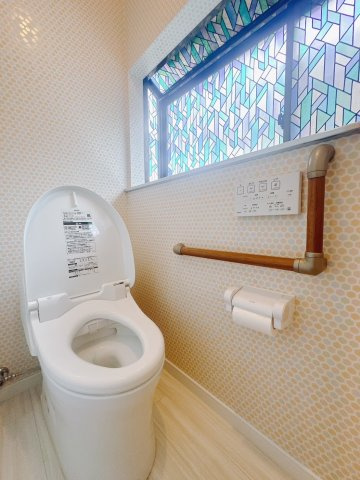 ■トイレ｜自然光が入る落ち着いた空間です。1・2階それぞれにシャワー付きトイレを完備。朝夕の忙しい時間に助かります♪