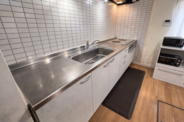 壁付けタイプのキッチンは作業スペースが広く、調理や片付けがスムーズ。収納も豊富で、調理器具や食器を整理しやすい造りです。LDKと程よくつながり、家族の様子を感じながら家事ができる点もポイントです。