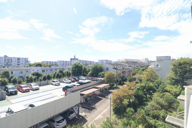 手入れの行き届いた植栽の緑が住まいに彩りを添え、バルコニーからは遠くまで見渡せる開放的な眺望と広い空が広がります。四季の移ろいを感じながら、心地よい暮らしを叶える魅力的な住環境です。