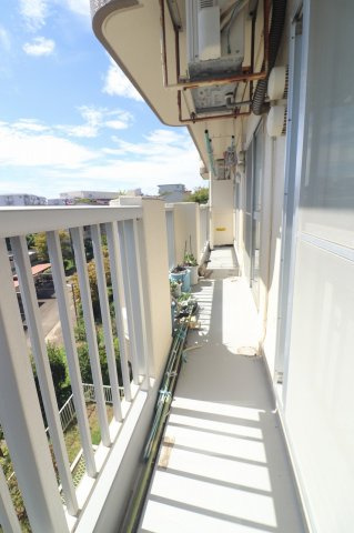 たっぷりの陽射しが降り注ぐバルコニーは、洗濯物がよく乾くだけでなく、寛ぎの空間としても活躍。