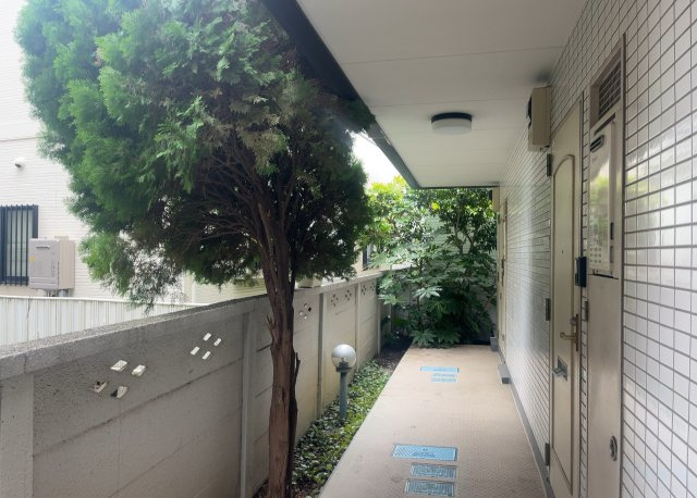 物件によっては、入居者が個人的に使用できる専用庭がついているものもあります。また、住宅の中にある土間の部分を庭と呼ぶこともあります。庭の用途は住む人によって変わり、それによってデザインもさまざまです。