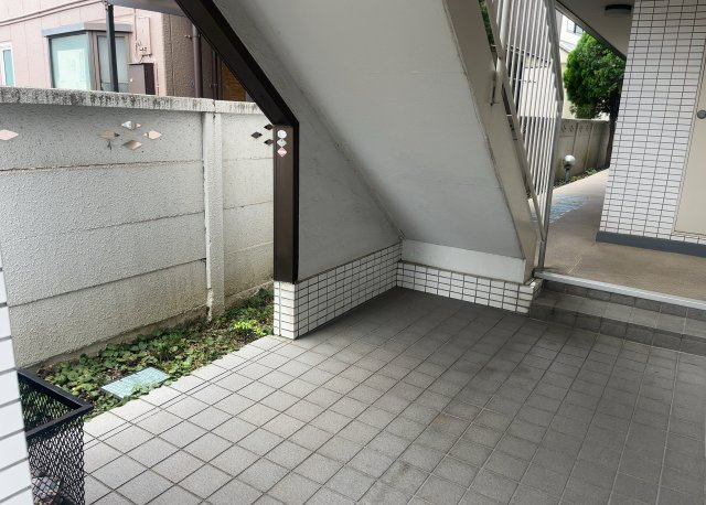 中庭（パティオ）とは、一つの建築物の内部に設けられた、壁などで囲われている庭のことを指します。コの字型、ロの字型が主流ですが、L字型の中庭もあります。最近では、インテリア性の高さからも人気があります。