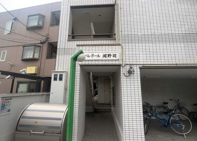 マンションのエントランスには、もともと風よけや防犯の役割がありますが、マンションによって宅配ボックスなどの設備が備わっている所もあります。日々の生活をイメージしながら生活しやすさをチェックしましょう。