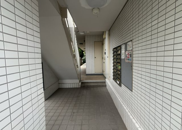 受付はマンションコンシェルジュがいる場合もあれば、管理人が滞在する小部屋を総称して呼ぶことがあります。主にエントランスに設置されていることから、防犯面でも期待ができます。防犯設備がない場合はより安心！