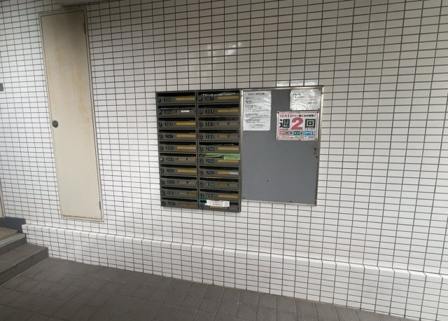 エントランス付近に設置されている集合ポストは、住んでいる部屋と離れているため、ポストをあさるなど誰かに何かされていても被害に気づきにくいです。入居する時には他人に特定されにくい番号で鍵をかけましょう！