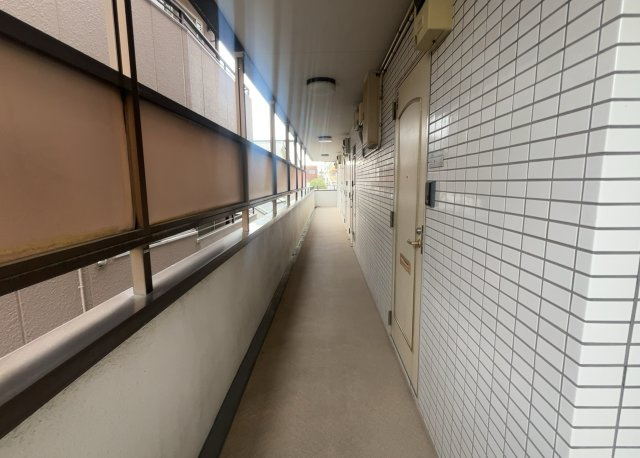 共用部分は、一棟の建物に住む区分所有者全員が共同で所有するとし、共用部分の管理、補修などは、区分所有者で形成される管理組合が行います。個人の判断で勝手に変更することはできませんので覚えておきましょう。