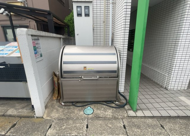 共有部分は、住民なら誰もが使える設備のこと。例えば駐車場やエレベーター、インターネット設備、セキュリティ設備などがあります。他にも、マンションの廊下・外部階段やエントランス・ゴミ置き場などがあります。