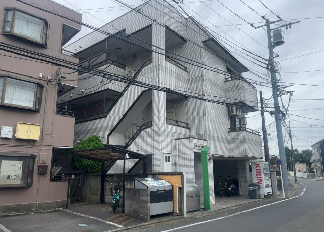 道幅が広い場所は日当たりや風通が良好です。幅が広いのですれ違いも可能ですし大きな車でも駐車可能！一方で、大型車が通ることも多くなるため交通量の増加により騒音に繋がります。また土地の値段が高くなります。