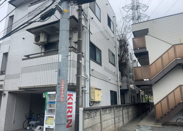 ＲＣ造、Reinforced　Concreteは直訳すると補強されたコンクリートです。主に柱や梁・床・壁が鉄筋とコンクリートで構成おり、鉄筋を組んだ型枠にコンクリートを流し込んで固めたものを指します。