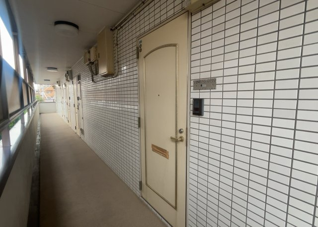 玄関は家の顔でもあり、家族以外の目にも止まる場所です。玄関は外との間を仕切る扉、靴などをしまっておく収納スペース、靴脱ぎのたたきスペース、来客とのやり取りをするドアホンなど複数のアイテムからなります。