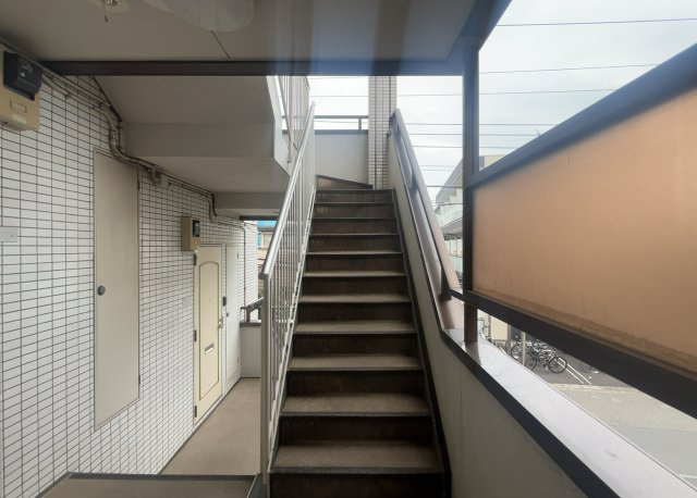 共用部分は、一棟の建物に住む区分所有者全員が共同で所有するとし、共用部分の管理、補修などは、区分所有者で形成される管理組合が行います。個人の判断で勝手に変更することはできませんので覚えておきましょう。