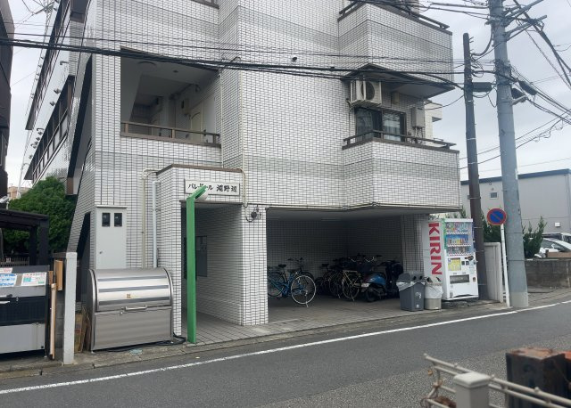外観はマンション管理がされているかの目安になります。築年数が古いと、壁面は劣化してひび割れが生じることも！建物が古びていても細かいところが修繕されていると、きちんと管理されているなぁと感じるでしょう。