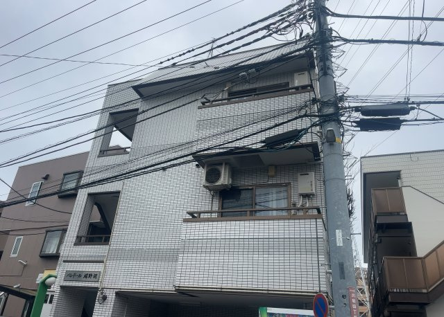 一般的なバルコニーは、奥行1.5ｍ程ですが、ワイルドバルコニーは2ｍまで広がっています。そのため洗濯物の間隔をあけ干すことができ、乾きやすいというメリットや、ガーデニングが楽しめる等の特徴があります。