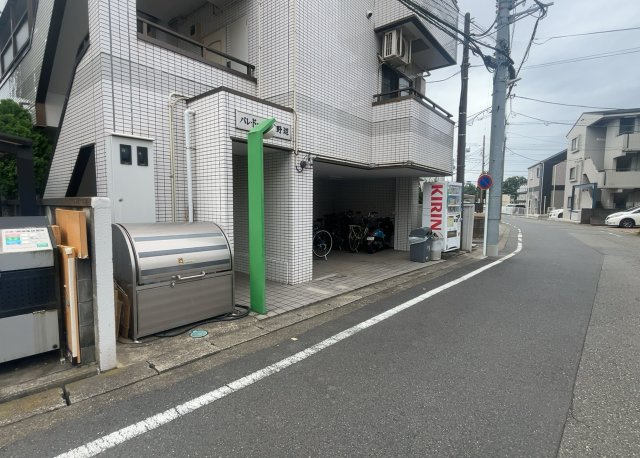 マンションの駐輪場は、事前に空きがあるか確認を取ると安心です。せっかく入居したのに駐輪スペースがない！なんてことになったら大変ですよね。そこで、内見時や購入前にはまず事前に確認しておくと良いでしょう。