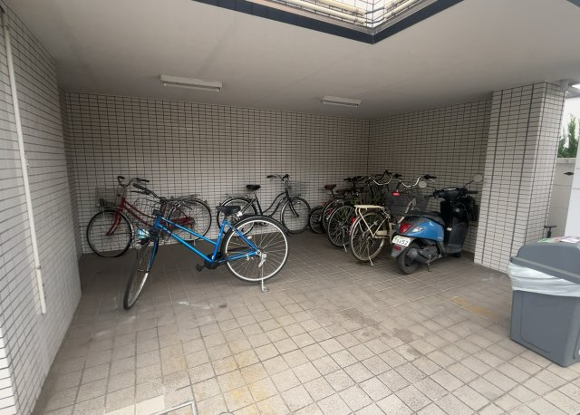 車一台あたりに必要なスペースは、標準サイズの普通自動車で横幅2m50cm、長さ5mは必要になります。ただし、乗降のことも考慮して横幅3m30cm、長さ5m50cmほどは確保できるところを選びましょう。