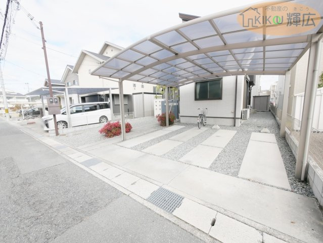 カーポート付駐車場は並列3台駐車可能。　ご夫婦それぞれのお車はもちろん、来客用のお車もゆったり駐車できます。広々としたスペースで、日々の駐車もストレスなく行えます。