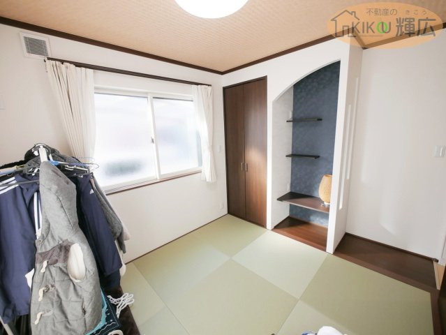 落ち着いた雰囲気の和室。　二面採光で明るく、心地よい空間となっております。　客間としてはもちろん、お子様の遊び場や寝室としても活用可能　季節を問わず快適にお過ごしいただけます