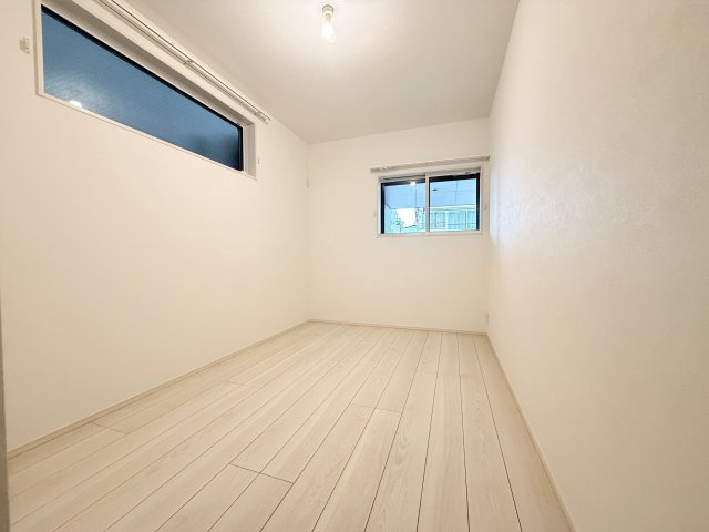 【洋室約5.1帖】　陽当たりの良い洋室で、寝室や趣味の部屋として使いやすい快適な空間です。