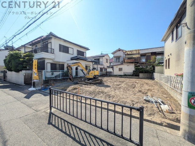 最寄りのバス停まで徒歩2～3分程度の立地が多く、阪急伊丹駅・新伊丹駅やJR伊丹駅へスムーズに出られます。コンビニや日常の買い出しに便利なスーパーなどが身近に揃っており、生活に不便さを感じにくい環境です
