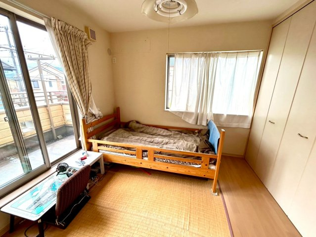 寝室でゆっくりと過ごすためにはベッド周りの適度な空間を担保することや窓の位置、照明の明るさ、寝室の広さなどを考える必要があります。自身や家族の構成とライフスタイルに併せて寝室にする部屋を選びましょう！