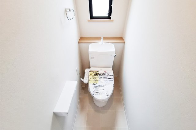 2階トイレ：便器・温水洗浄便座を新調済み。1・2階両方にトイレがあり朝の時間帯に便利です。