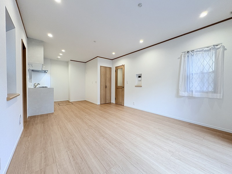 生活感を隠しつつ日常使いの物をすぐ近くに置いておけるリビング収納付き。