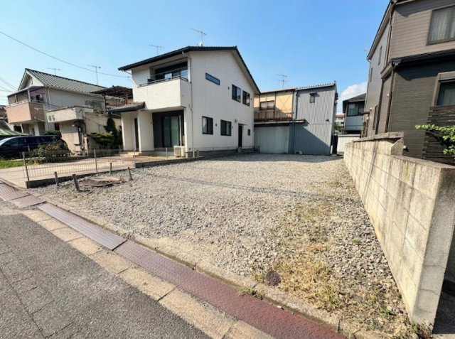 南西側道路に面しており、明るい日差しを取り込みやすい敷地で、駐車スペースの確保にも配慮したプランニングが可能。道路側から敷地全体を見渡せるため、実際の住まいの配置もイメージしやすい土地です。