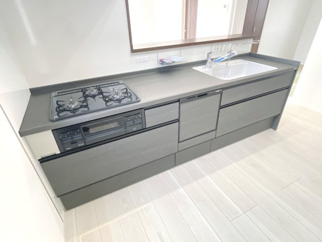 南羽生2丁目8（全3区画）1号棟　キッチン：「食洗機」「人造大理石トップ」「3口コンロ」「浄水器内蔵シャワー混合水栓」「ハンガーアイテム」など、家事を便利にしてくれるシステムキッチンです！