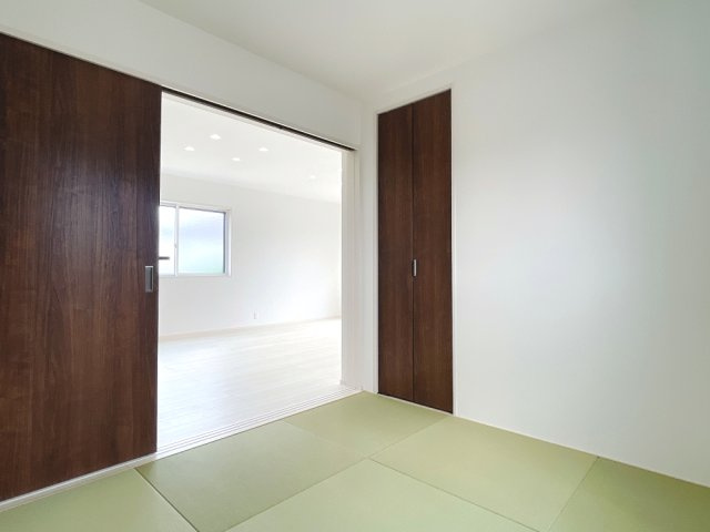 南羽生2丁目8（全3区画）1号棟　和室：「健やかおもて」は抗菌仕様且つ、表面が削れにくい為ささくれや毛羽立ちもごくわずか。家族のお昼寝スペースとしても快適にお使い頂けます。