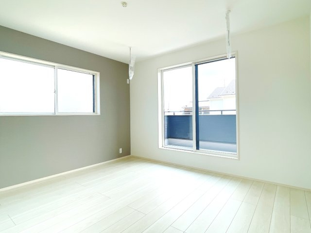 南羽生2丁目8（全3区画）1号棟　主寝室：シングルベッドを2つ置いても十分な広さです。室内物干し金物が付いているので雨の日、花粉の時期も安心です。