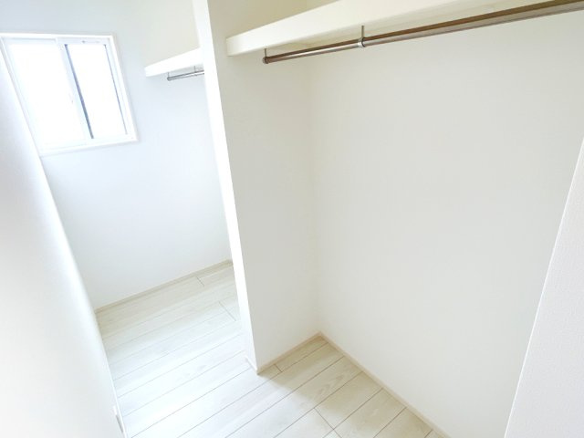 南羽生2丁目8（全3区画）1号棟　WIC:丈の長い衣類や、シワを付けたくないスーツ等を掛けておくのにぴったりの収納。衣替えの必要がないくらいの大容量です！