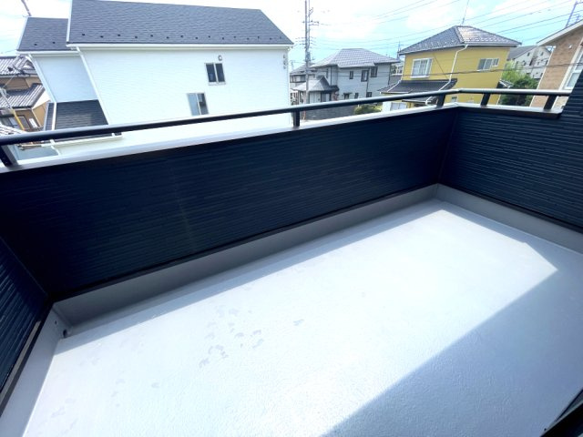 南羽生2丁目8（全3区画）1号棟　バルコニー：　外壁付物干金物が付いている為、お外に洗濯物を干すことも可能です。屋根も付いているので多少の雨風も凌げますね。
