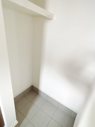 南羽生2丁目8（全3区画）1号棟　土間収納：土間収納は上着を掛けることが出来るハンガーパイプ付き。お部屋の中に持ち込みたくない衣類を置いておけるため、雨の日や花粉の時期でも安心です。