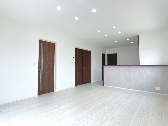 南羽生2丁目8（全3区画）1号棟　LDK：オシャレなアクセントパネルのカウンターになっています。一面のみで落ち着いた色を使っている為、お好きなインテリアや小物を置いてもいいですね♪