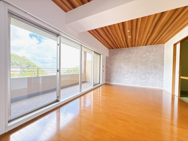 木目調の天井クロスがおしゃれで、広々とした空間を演出しております。
