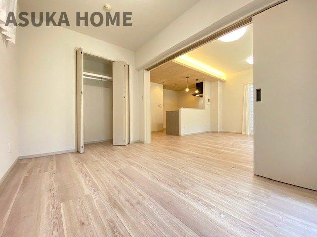 LDKと隣接した洋室は、リビングを広く使う事もできるので汎用性が高い間取りになってます。