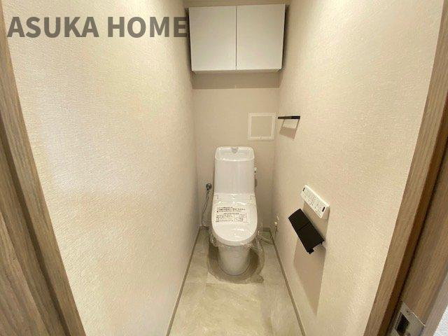 新規交換済！温水洗浄便座のトイレ設備です。トイレ上部にはあると便利な吊戸棚を設置！