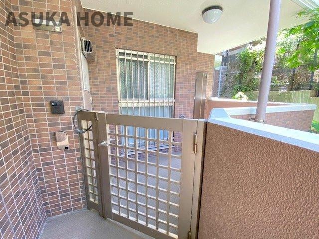 プライバシー性も確保される専用玄関ポーチ付きの住戸です。