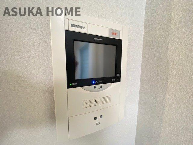 テレビモニター付きなので急な来客時やお子様のお留守番にも安心な設備ですね。