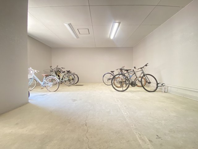 屋根付き駐輪場につき、雨や風からも大切な自転車を守ることができます♪