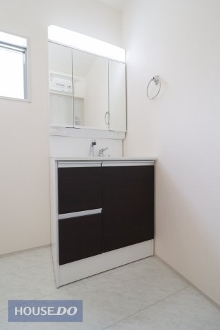 【洗髪洗面化粧台】大きな洗面ボウルとハンドシャワーで、お風呂に入らなくても洗面台で手軽に洗髪♪三面鏡の裏側には収納スペースがあります。